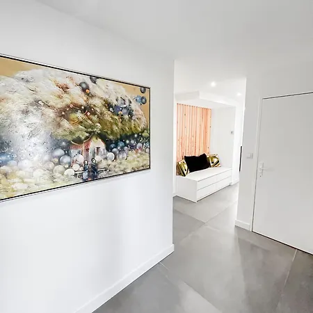 Calme Avec Piscine Et A Proche Hopital Tram Et Parc D Activite *