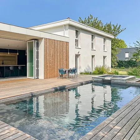 Calme Avec Piscine Et A Proche Hopital Tram Et Parc D Activite Willa *