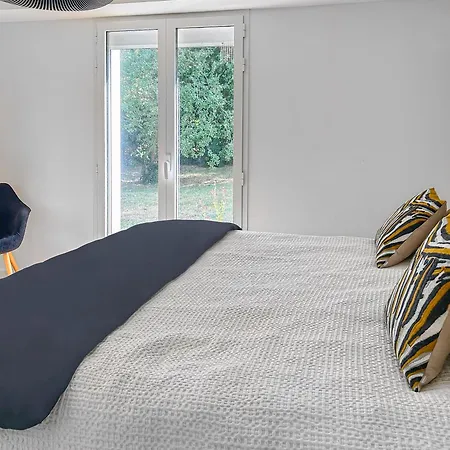 Calme Avec Piscine Et A Proche Hopital Tram Et Parc D Activite *