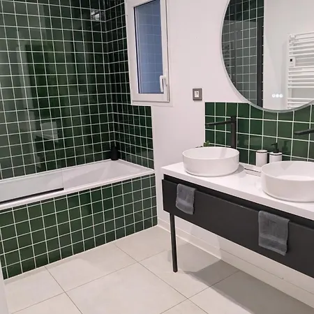 Calme Avec Piscine Et A Proche Hopital Tram Et Parc D Activite וילה *