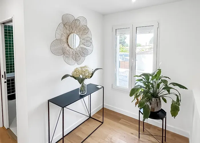 Villa Calme Avec Piscine Et A Proche Hopital Tram Et Parc D Activite