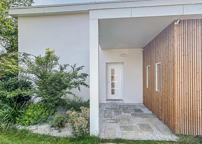 Villa Calme Avec Piscine Et A Proche Hopital Tram Et Parc D Activite *