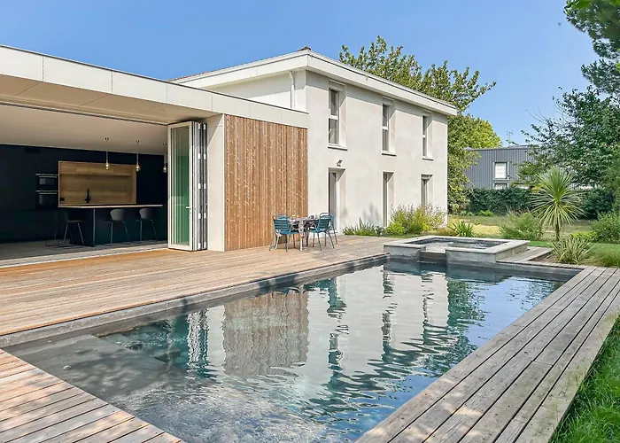 Calme Avec Piscine Et A Proche Hopital Tram Et Parc D Activite Villa *