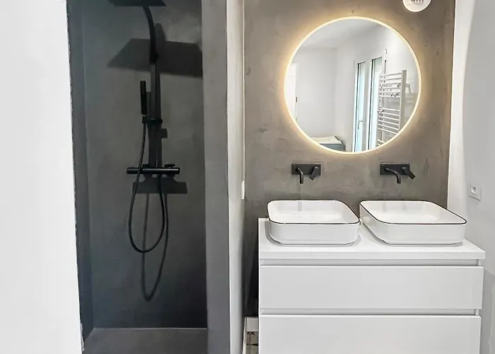 Calme Avec Piscine Et A Proche Hopital Tram Et Parc D Activite Villa