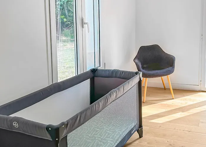 Calme Avec Piscine Et A Proche Hopital Tram Et Parc D Activite Villa