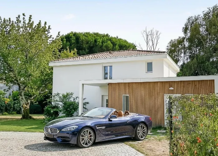 Calme Avec Piscine Et A Proche Hopital Tram Et Parc D Activite Villa *